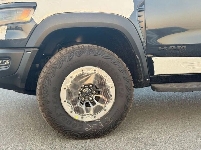 Новый RAM 1500 V Рестайлинг, 3.0 л, 2025 в Дубае от Al Rawnaq Motors  Серый цвет. GCC | AUTO.AE