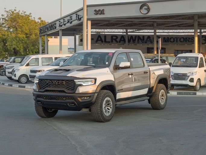 Новый RAM 1500 V Рестайлинг, 3.0 л, 2025 в Дубае от Al Rawnaq Motors  Серебристый цвет. GCC | AUTO.AE