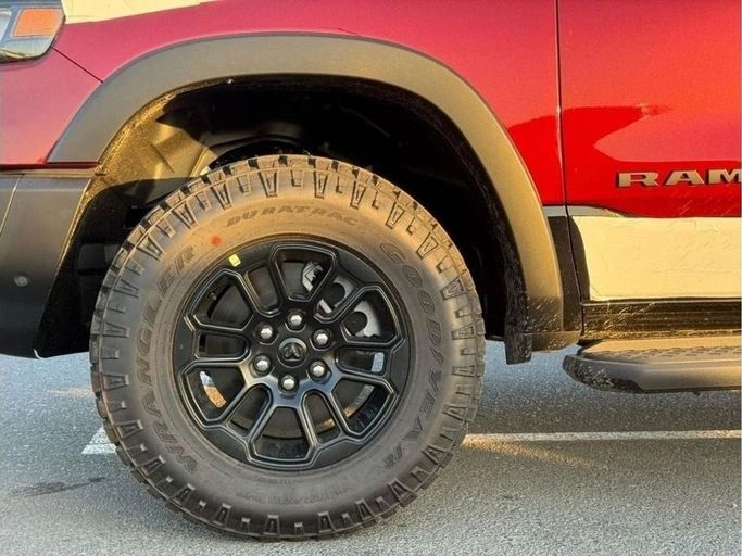 Новый RAM 1500 V Рестайлинг, 3.0 л, 2025 в Дубае от Al Rawnaq Motors  Красный цвет. GCC | AUTO.AE