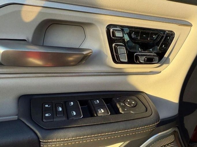 Новый RAM 1500 V Рестайлинг, 3.0 л, 2025 в Дубае от Al Rawnaq Motors  Красный цвет. GCC | AUTO.AE