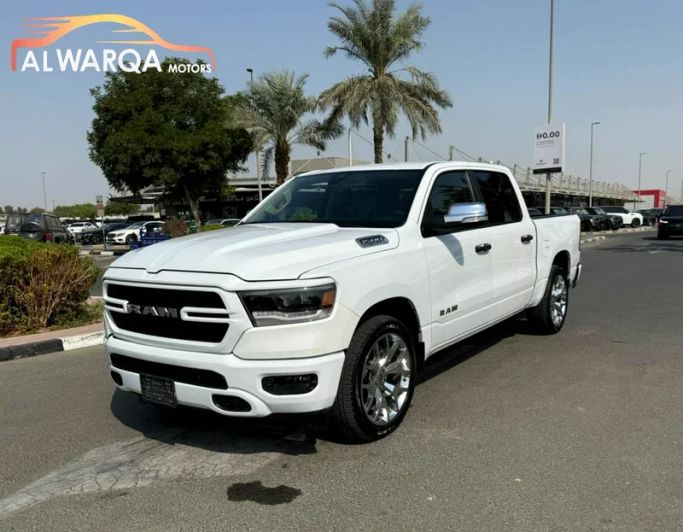 Подержанный RAM 1500 V, 5.7 л, 2019 в Дубае от Al Warqa Used Cars LLC Белый цвет. Американская | AUTO.AE