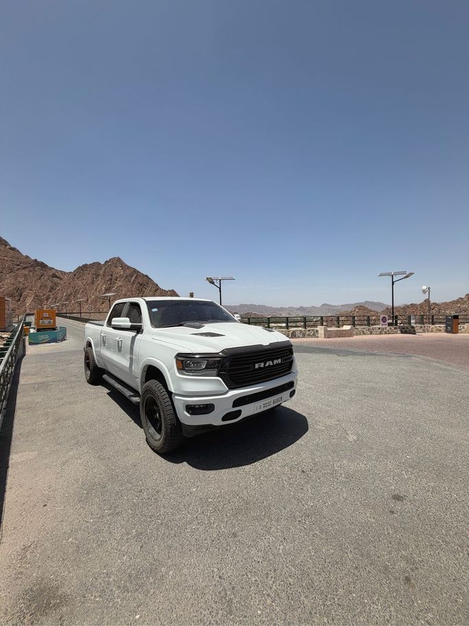 مستعملة RAM 1500 Crew Cab eTorque V, 5.7 l, 2021 في في دبي، اللون أبيض. المواصفات الأمريكية | AUTO.AE | إعلان #253065