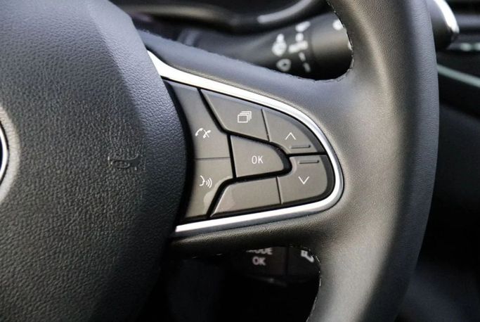 Новый Renault Megane IV Рестайлинг, 1.3 л, 2024 в Дубае от Mohamed Hakim Motors Серебристый цвет. Other | AUTO.AE