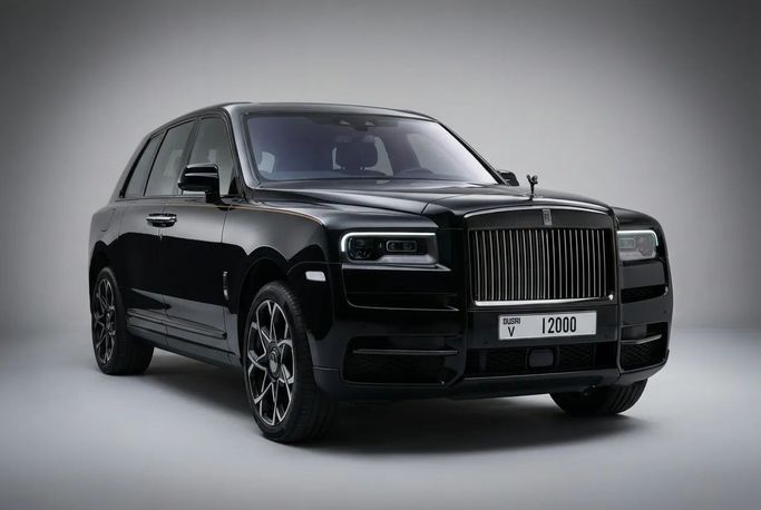 Rolls-Royce Cullinan Black Badge أنا فيس ليفت, 2025 فاخر دفع رباعي 5 أبواب series ii للتأجير في في دبي من Rotana Star Rent a Car، اللون أسود | AUTO.AE