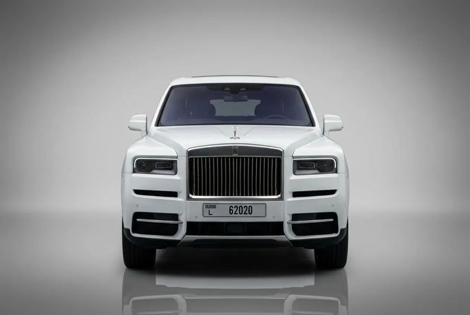 Rolls-Royce Cullinan I, 2023 внедорожник 5 дв. бизнес класса в Дубае от Rotana Star Rent a Car белый цвет | AUTO.AE