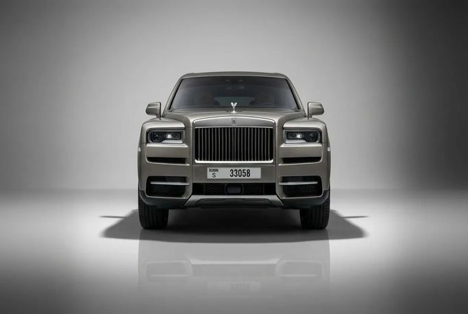 Rolls-Royce Cullinan I, 2023 رجال الأعمال دفع رباعي 5 أبواب للتأجير في في دبي من Rotana Star Rent a Car، اللون فضي | AUTO.AE