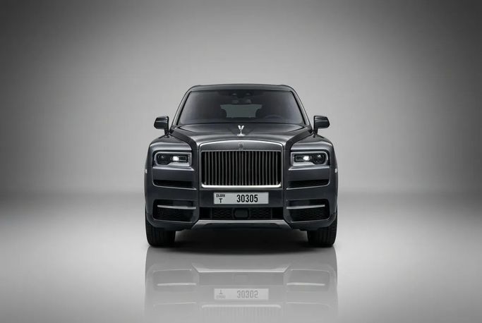 Rolls-Royce Cullinan I, 2023 رجال الأعمال دفع رباعي 5 أبواب للتأجير في في دبي من Rotana Star Rent a Car، اللون رمادي | AUTO.AE