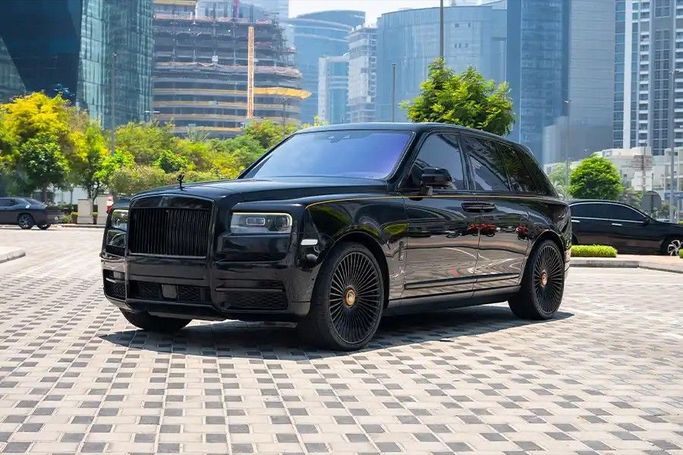 Rolls-Royce Cullinan I Рестайлинг, 2025 внедорожник 5 дв. series ii люкс класса в Дубае от Speed Urus Rent A Car черный цвет | AUTO.AE | Объявление #1558