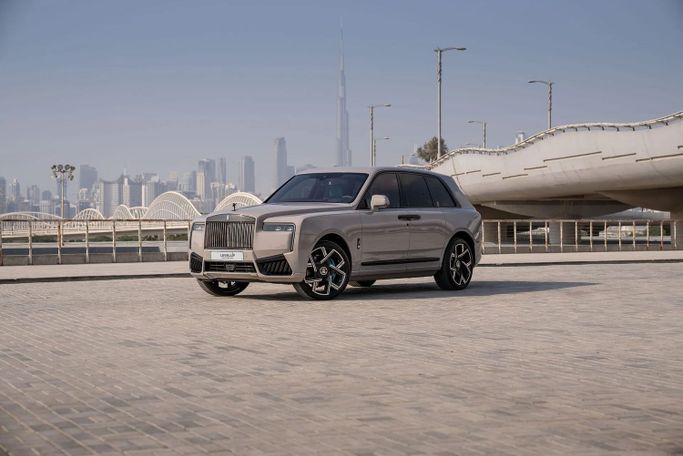 Rolls-Royce Cullinan أنا فيس ليفت, 2025 فاخر دفع رباعي 5 أبواب series ii للتأجير في في دبي من LeveL Up Car Rental ، اللون رمادي | AUTO.AE | إعلان #1694