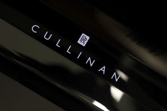 Rolls-Royce Cullinan I, 2022 business suv 5 dr. for rent in Dubai by POF RENTAL, white color | AUTO.AE