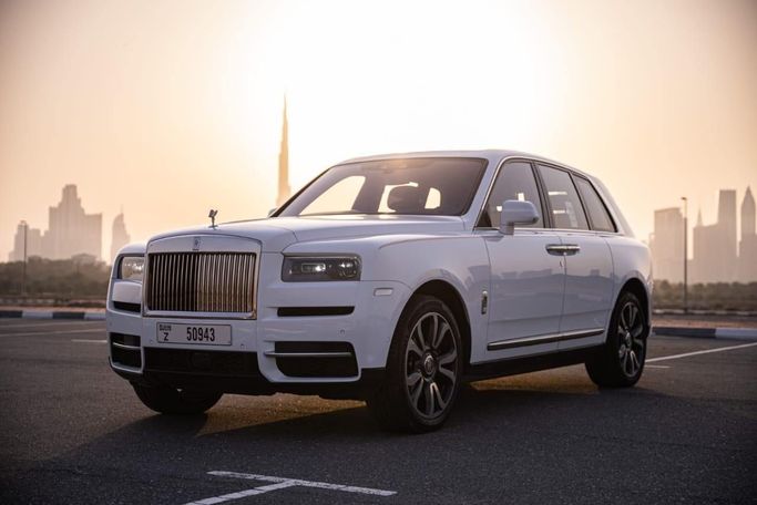 Rolls-Royce Cullinan I, 2023 внедорожник 5 дв. бизнес класса в Дубае от Uptown Rent A Car LLC белый цвет | AUTO.AE