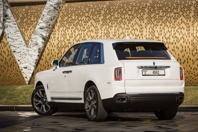 Rolls-Royce Cullinan I, 2023 внедорожник 5 дв. бизнес класса в Дубае от Uptown Rent A Car LLC белый цвет | AUTO.AE