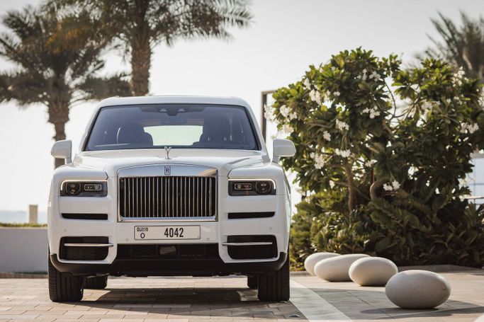 Rolls-Royce Cullinan I, 2023 внедорожник 5 дв. бизнес класса в Дубае от Uptown Rent A Car LLC белый цвет | AUTO.AE