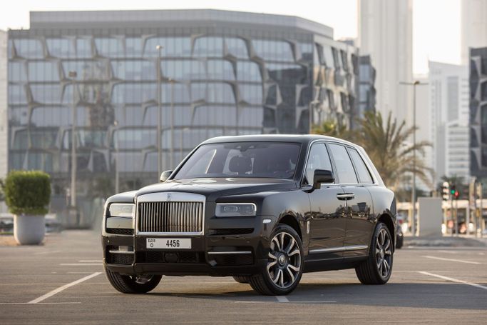 Rolls-Royce Cullinan I, 2023 внедорожник 5 дв. бизнес класса в Дубае от Uptown Rent A Car LLC черный цвет | AUTO.AE