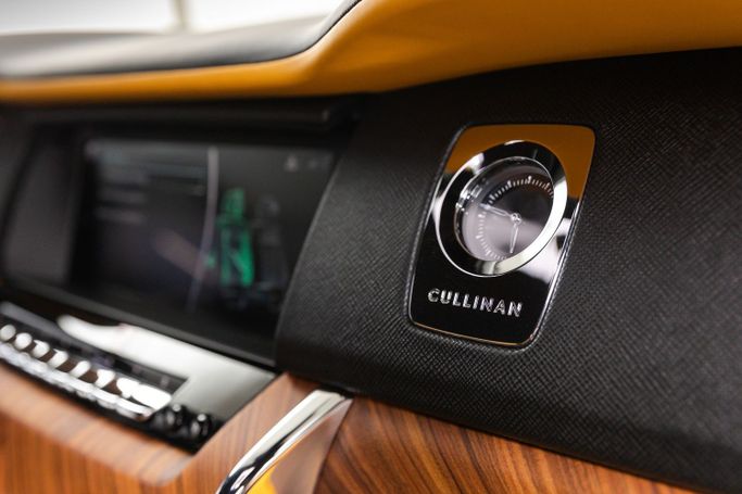 Rolls-Royce Cullinan I, 2023 внедорожник 5 дв. бизнес класса в Дубае от Uptown Rent A Car LLC черный цвет | AUTO.AE