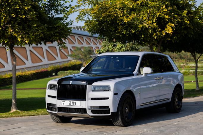 Rolls-Royce Cullinan I, 2023 внедорожник 5 дв. бизнес класса в Дубае от Royal Dream белый цвет | AUTO.AE