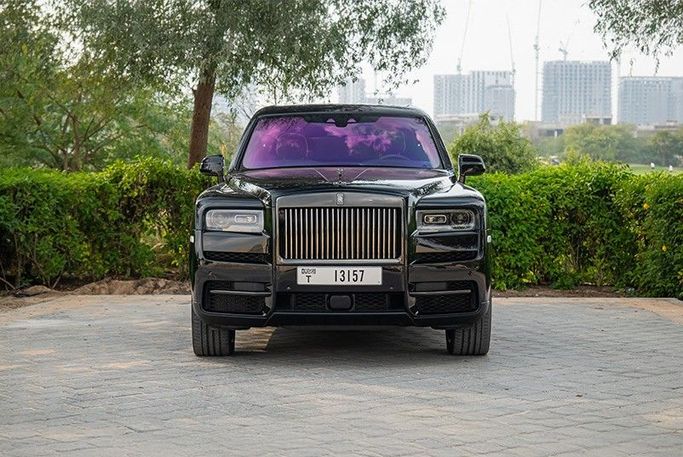 Rolls-Royce Cullinan Black Badge I, 2024 رجال الأعمال دفع رباعي 5 أبواب للتأجير في في دبي من Car Lux 365 Car Rental، اللون أسود | AUTO.AE
