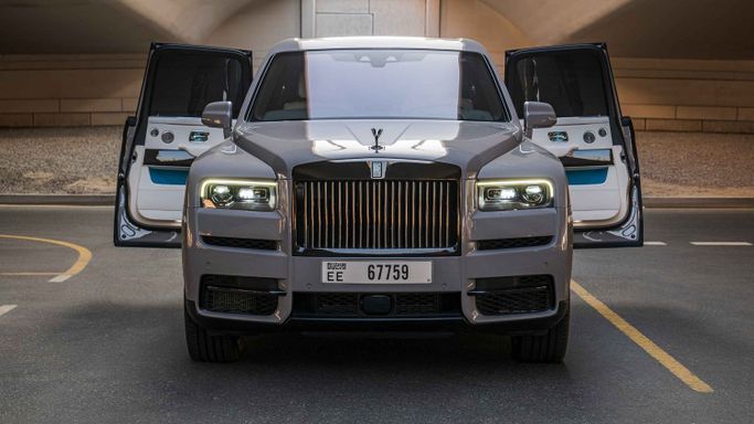 Rolls-Royce Cullinan Black Badge I, 2024 رجال الأعمال دفع رباعي 5 أبواب للتأجير في في دبي من Car Lux 365 Car Rental، اللون رمادي | AUTO.AE