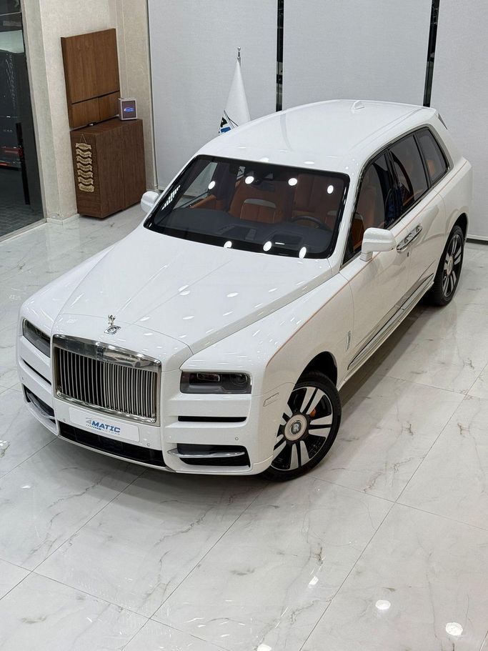 Used Rolls-Royce Cullinan Black Badge I, 6.7 l, 2022 in Dubai by 4 Matic Motors, White color. GCC Specs | AUTO.AE