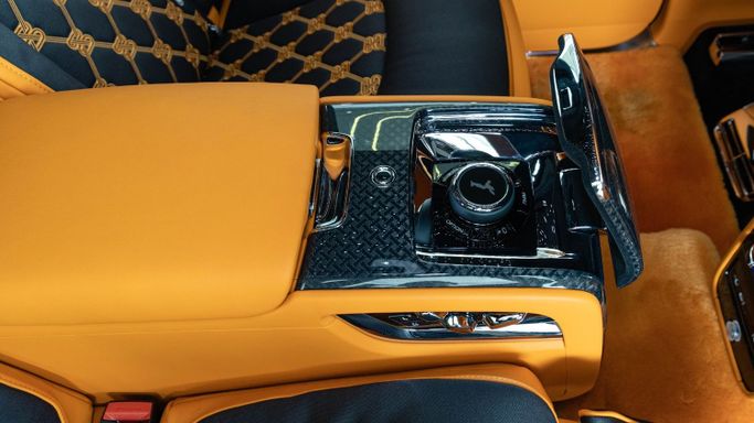Новый Rolls-Royce Cullinan Black Badge I Рестайлинг, 6.7 л, 2025 в Дубае от Laith Alobaidi Motors Белый цвет. Европейская | AUTO.AE