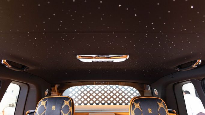 Новый Rolls-Royce Cullinan Black Badge I Рестайлинг, 6.7 л, 2025 в Дубае от Laith Alobaidi Motors Белый цвет. Европейская | AUTO.AE