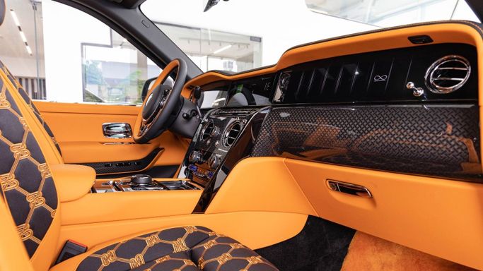 Новый Rolls-Royce Cullinan Black Badge I Рестайлинг, 6.7 л, 2025 в Дубае от Laith Alobaidi Motors Белый цвет. Европейская | AUTO.AE