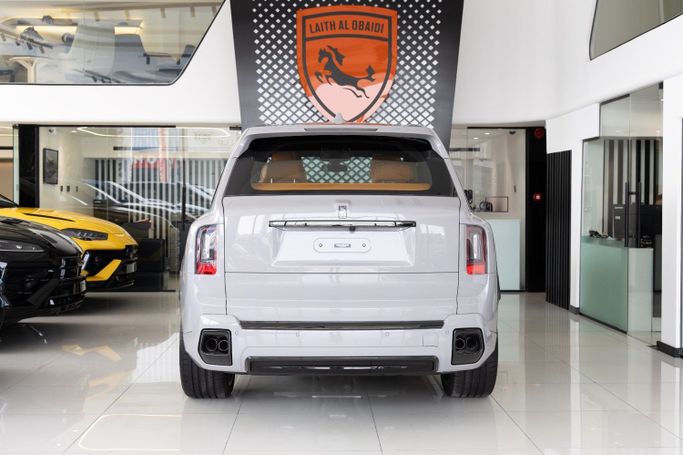 Новый Rolls-Royce Cullinan Black Badge I Рестайлинг, 6.7 л, 2025 в Дубае от Laith Alobaidi Motors Белый цвет. Европейская | AUTO.AE