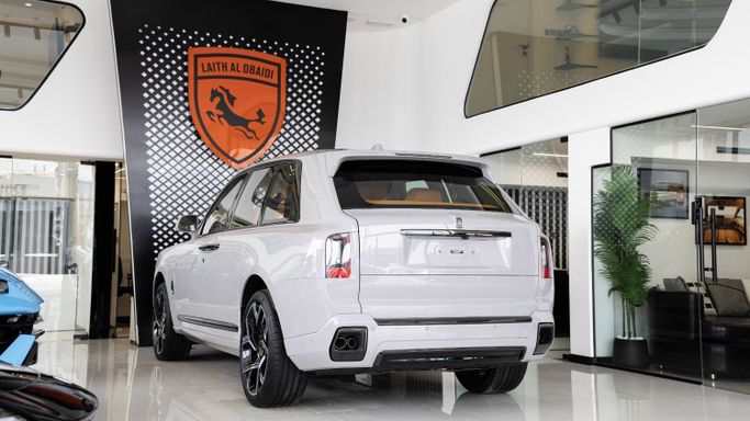 Новый Rolls-Royce Cullinan Black Badge I Рестайлинг, 6.7 л, 2025 в Дубае от Laith Alobaidi Motors Белый цвет. Европейская | AUTO.AE