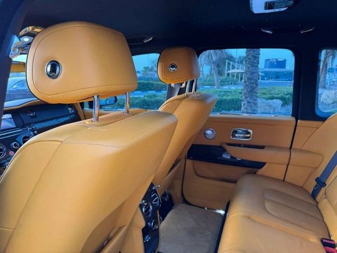 Подержанный Rolls-Royce Cullinan Black Badge I, 6.7 л, 2022 в Дубае от Royal Motors Черный цвет. GCC | AUTO.AE