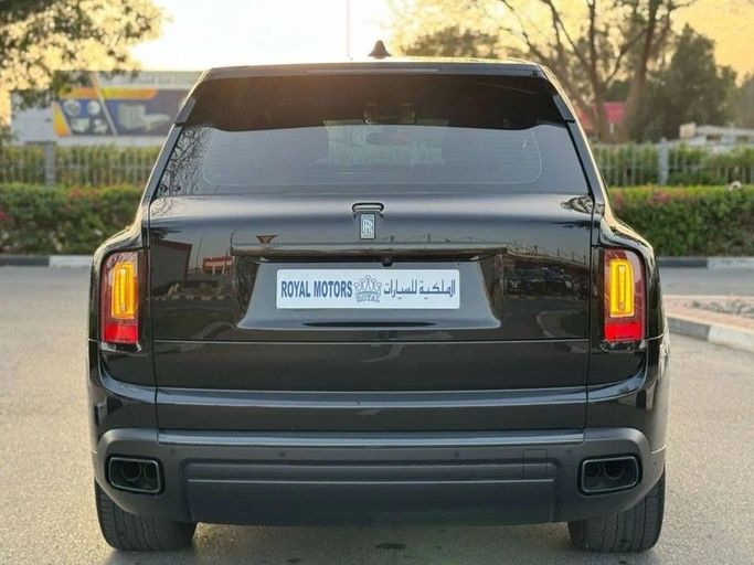 Подержанный Rolls-Royce Cullinan Black Badge I, 6.7 л, 2022 в Дубае от Royal Motors Черный цвет. GCC | AUTO.AE