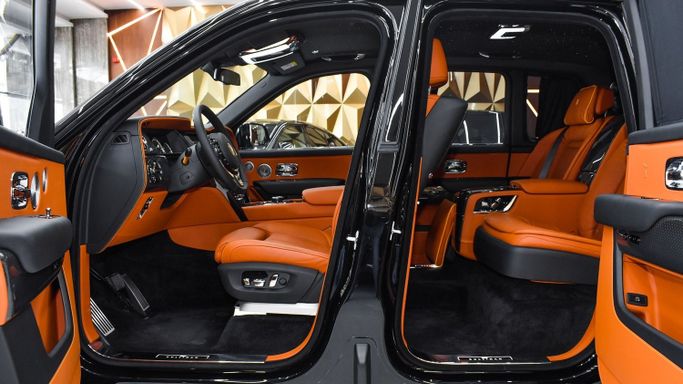 Подержанный Rolls-Royce Cullinan Black Badge I, 6.7 л, 2023 в Дубае от 777 CARS Черный цвет. Европейская | AUTO.AE