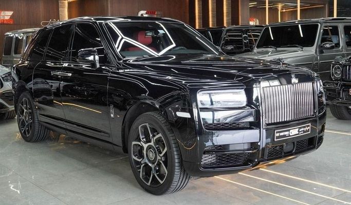 Подержанный Rolls-Royce Cullinan I, 6.7 л, 2020 в Дубае от Najem Motors Черный цвет. Европейская | AUTO.AE
