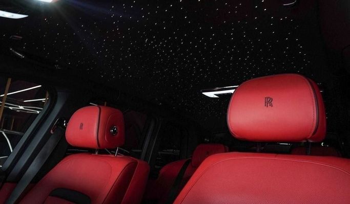 Подержанный Rolls-Royce Cullinan I, 6.7 л, 2020 в Дубае от Najem Motors Черный цвет. Европейская | AUTO.AE