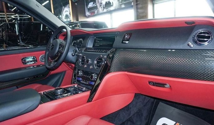 Подержанный Rolls-Royce Cullinan I, 6.7 л, 2020 в Дубае от Najem Motors Черный цвет. Европейская | AUTO.AE