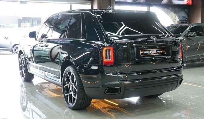 Подержанный Rolls-Royce Cullinan I, 6.7 л, 2020 в Дубае от Najem Motors Черный цвет. Европейская | AUTO.AE