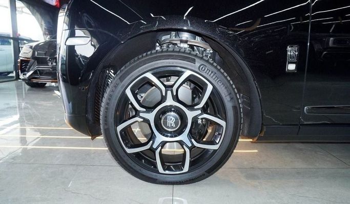 Подержанный Rolls-Royce Cullinan I, 6.7 л, 2020 в Дубае от Najem Motors Черный цвет. Европейская | AUTO.AE