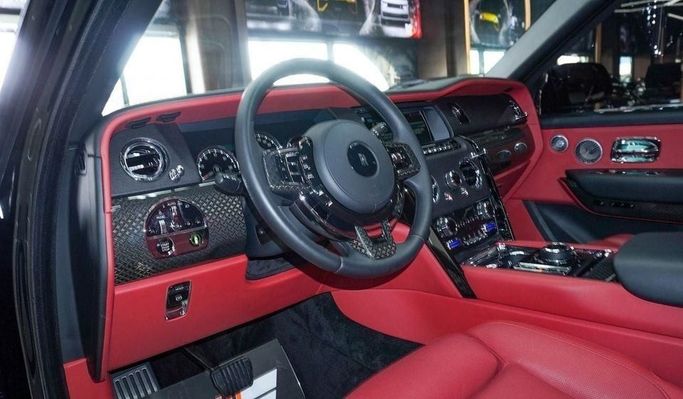 Подержанный Rolls-Royce Cullinan I, 6.7 л, 2020 в Дубае от Najem Motors Черный цвет. Европейская | AUTO.AE