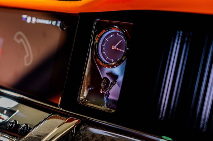 جديدة Rolls-Royce Cullinan Black Badge أنا شد الوجه, 6.7 l, 2025 في في دبي من PUPIL OF FATE MOTORS، اللون رمادي. مواصفات الخليج | AUTO.AE