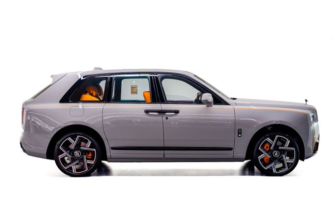 جديدة Rolls-Royce Cullinan Black Badge أنا شد الوجه, 6.7 l, 2025 في في دبي من PUPIL OF FATE MOTORS، اللون رمادي. مواصفات الخليج | AUTO.AE
