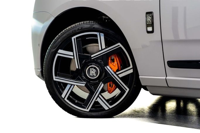 جديدة Rolls-Royce Cullinan Black Badge أنا شد الوجه, 6.7 l, 2025 في في دبي من PUPIL OF FATE MOTORS، اللون رمادي. مواصفات الخليج | AUTO.AE