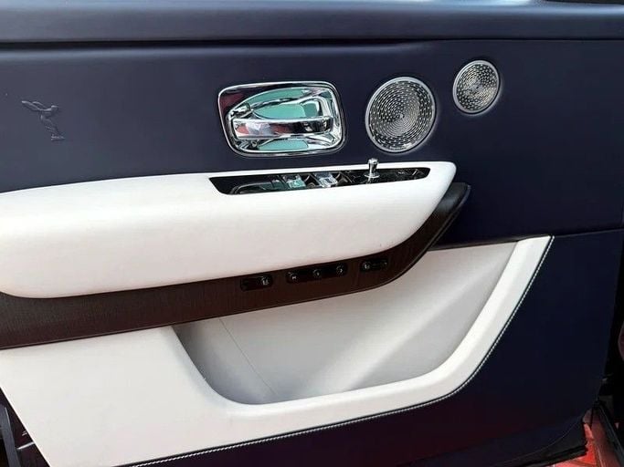 Подержанный Rolls-Royce Cullinan I, 6.7 л, 2023 в Дубае от Shamil Motors Черный цвет. Американская | AUTO.AE