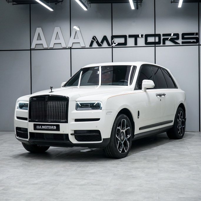 Подержанный Rolls-Royce Cullinan I, 6.7 л, 2022 в Дубае от AAA Motors Белый цвет. GCC | AUTO.AE
