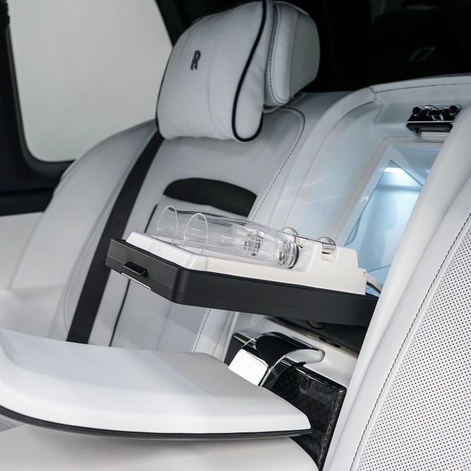 جديدة Rolls-Royce Cullinan Black Badge I, 6.7 l, 2024 في في دبي من AAA Motors، اللون أزرق فاتح. المواصفات الأوروبية | AUTO.AE