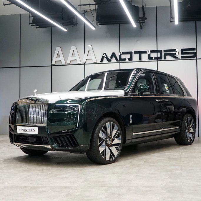 Новый Rolls-Royce Cullinan I Рестайлинг, 6.7 л, 2025 в Дубае от AAA Motors Зеленый цвет. GCC | AUTO.AE