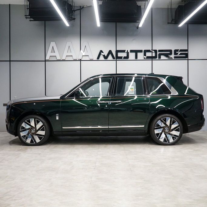 Новый Rolls-Royce Cullinan I Рестайлинг, 6.7 л, 2025 в Дубае от AAA Motors Зеленый цвет. GCC | AUTO.AE
