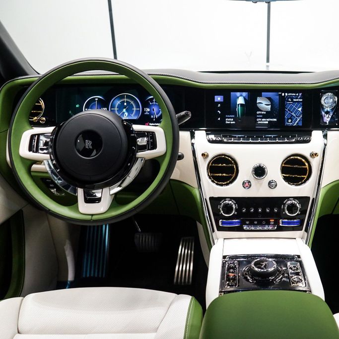 Новый Rolls-Royce Cullinan I Рестайлинг, 6.7 л, 2025 в Дубае от AAA Motors Зеленый цвет. GCC | AUTO.AE