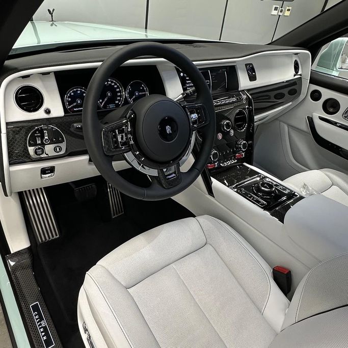 جديدة Rolls-Royce Cullinan Black Badge I, 6.7 l, 2024 في في دبي من AAA Motors، اللون أزرق فاتح. المواصفات الأوروبية | AUTO.AE
