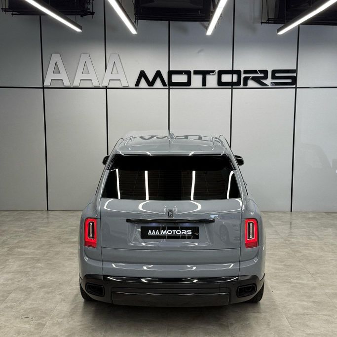 مستعملة Rolls-Royce Cullinan I, 6.7 l, 2024 في في دبي من AAA Motors، اللون رمادي. مواصفات الخليج | AUTO.AE