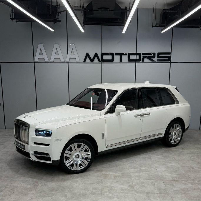 Подержанный Rolls-Royce Cullinan I, 6.7 л, 2021 в Дубае от AAA Motors Белый цвет. GCC | AUTO.AE