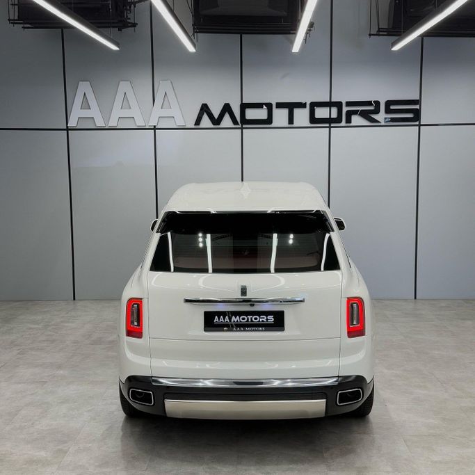 Подержанный Rolls-Royce Cullinan I, 6.7 л, 2021 в Дубае от AAA Motors Белый цвет. GCC | AUTO.AE